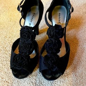 Cute madden girl platform sandals with roses. Very comfortable and GUC. Size 10